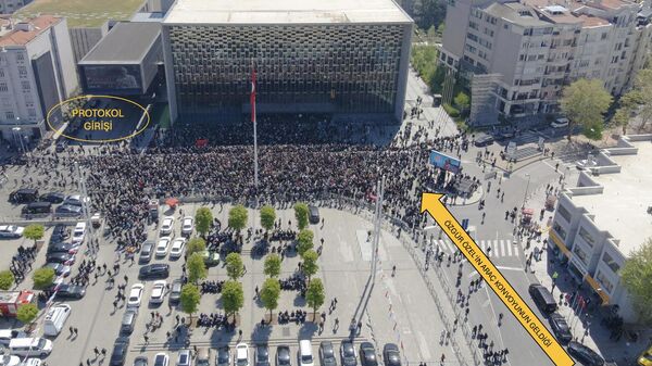İstanbul Valiliği, CHP Genel Başkanı Özgür Özel'in makam aracının Atatürk Kültür Merkezi'nin kapalı otoparkına alınmadığı yönünde yapılan haberlerin gerçeği yansıtmadığını bildirdi. Valilik açıklamasında dron görseli paylaştı - Sputnik Türkiye