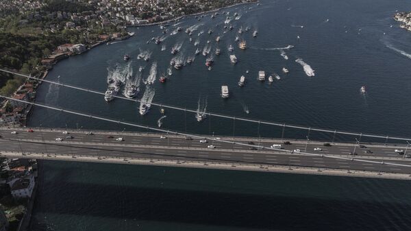 Sarıyer Taraftarından Boğaz’da Şampiyonluk Kutlaması: Renkli Görüntüler İstanbul’u Sardı - Sputnik Türkiye