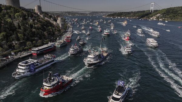 Sarıyer Taraftarından Boğaz’da Şampiyonluk Kutlaması: Renkli Görüntüler İstanbul’u Sardı - Sputnik Türkiye