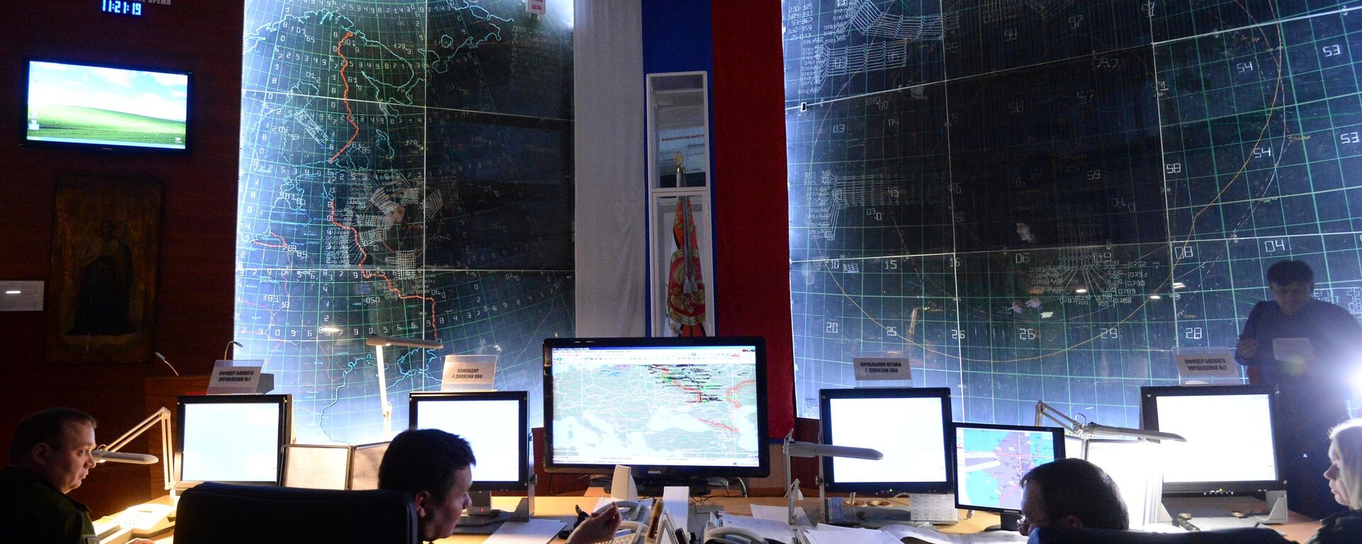 Военнослужащие на командном пункте во время несения боевого дежурства зенитными ракетными дивизионами Минобороны в Московской области. - Sputnik Türkiye, 1920, 06.05.2025