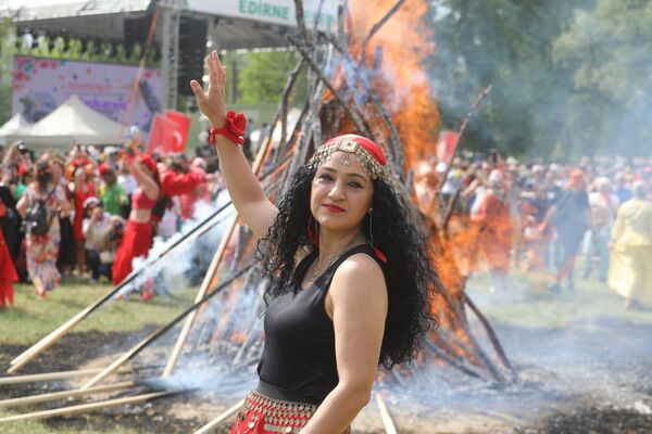Şenliklere katılmak için kente gelen çok sayıda turist, kutlamaların yapıldığı Sarayiçi'nde müzik eşliğinde eğlendi. Şenliklere katılmak için kente gelen çok sayıda turist, kutlamaların yapıldığı Sarayiçi'nde müzik eşliğinde eğlendi. - Sputnik Türkiye