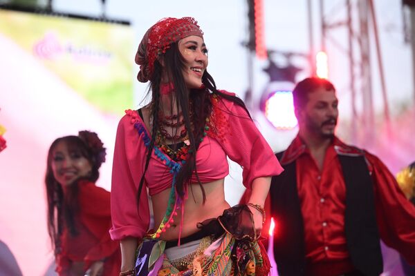 Programda aralarında Japon dansçıların da yer aldığı Burcu Koçyiğit Roman Dans Ekibi de sahne aldı. Programda aralarında Japon dansçıların da yer aldığı Burcu Koçyiğit Roman Dans Ekibi de sahne aldı. - Sputnik Türkiye
