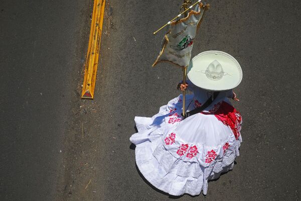 Her yıl Cinco de Mayo (5 Mayıs) günü bu zaferin anısına kutlamalar yapılırken, bu yılki etkinliklerde de tarih ve kültür bir arada yaşatıldı. Her yıl Cinco de Mayo (5 Mayıs) günü bu zaferin anısına kutlamalar yapılırken, bu yılki etkinliklerde de tarih ve kültür bir arada yaşatıldı. - Sputnik Türkiye