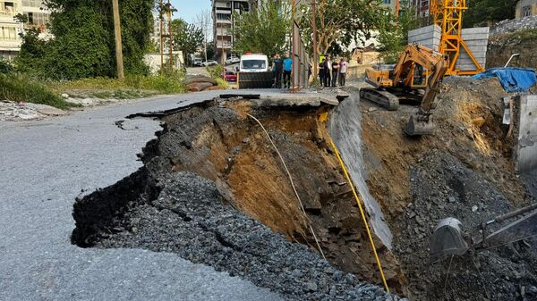 Gaziosmanpaşa'da inşaat çalışması sırasında yol çöktü - Sputnik Türkiye