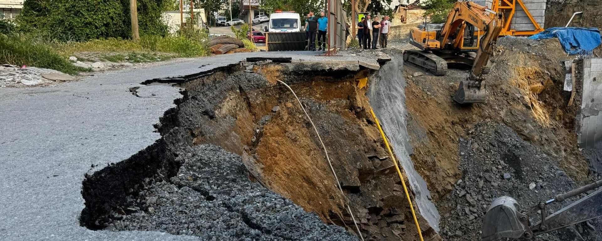 Gaziosmanpaşa'da inşaat çalışması sırasında yol çöktü - Sputnik Türkiye, 1920, 06.05.2025