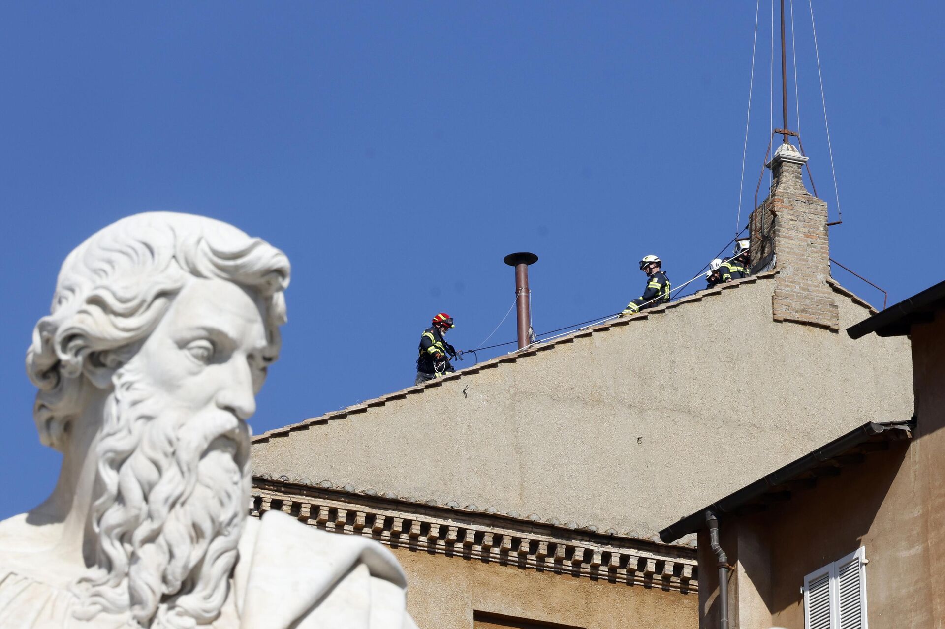 Yeni papa seçimi için Sistine Şapeli'nin tepesine baca kuruldu - Sputnik Türkiye, 1920, 07.05.2025