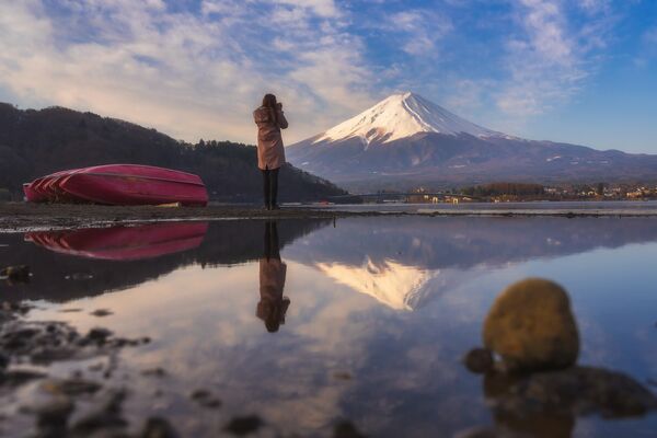 UNESCO Dünya Kültür Mirası listesinde bulunan Fuji Dağı’nın eteklerine kurulu köy, özellikle Yamanakako Gölü ile doğaseverlerin gözdesi hâline gelmiş durumda. UNESCO Dünya Kültür Mirası listesinde bulunan Fuji Dağı’nın eteklerine kurulu köy, özellikle Yamanakako Gölü ile doğaseverlerin gözdesi hâline gelmiş durumda. - Sputnik Türkiye