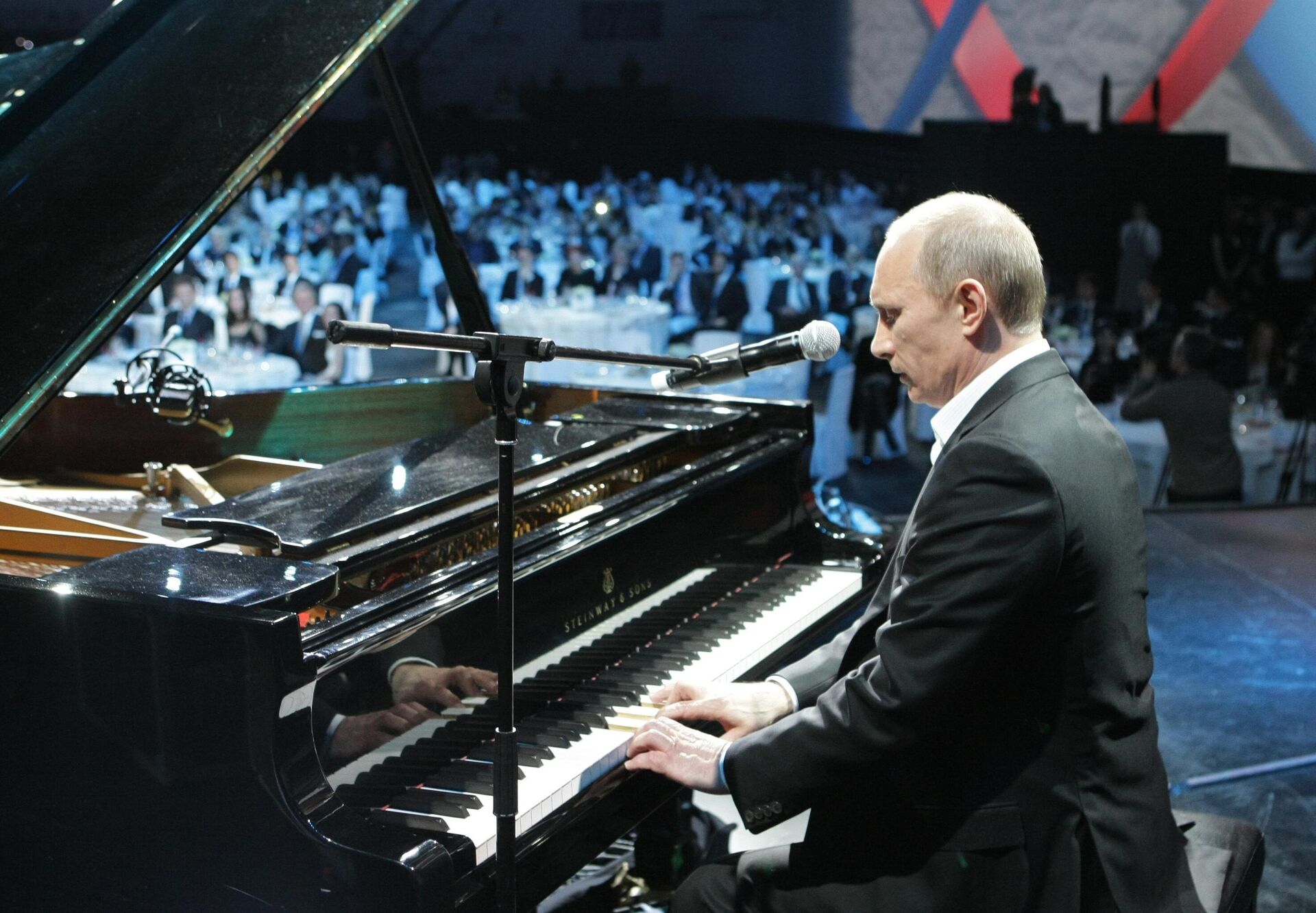 10 Aralık 2010. Dönemin Rusya Başbakanı Vladimir Putin, St. Petersburg'daki Buz Sarayı'nda düzenlenen bir yardım konserinde piyano çalıyor - Sputnik Türkiye, 1920, 07.05.2025