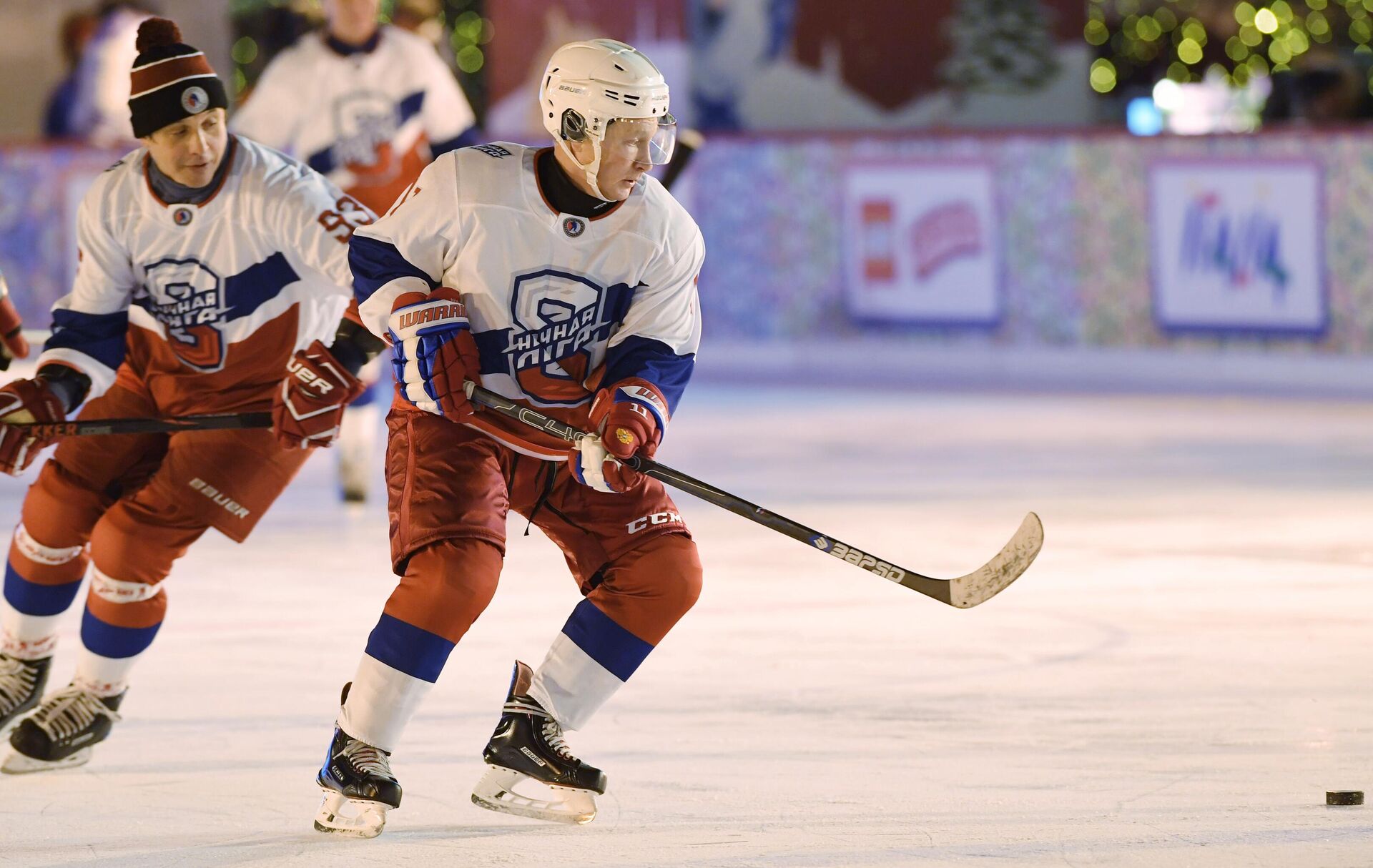 29 Aralık 2018. Rusya Devlet Başkanı Vladimir Putin, Kızıl Meydan'daki buz pateni pistinde düzenlenen Gece Hokey Ligi dostluk maçına katılıyor - Sputnik Türkiye, 1920, 07.05.2025