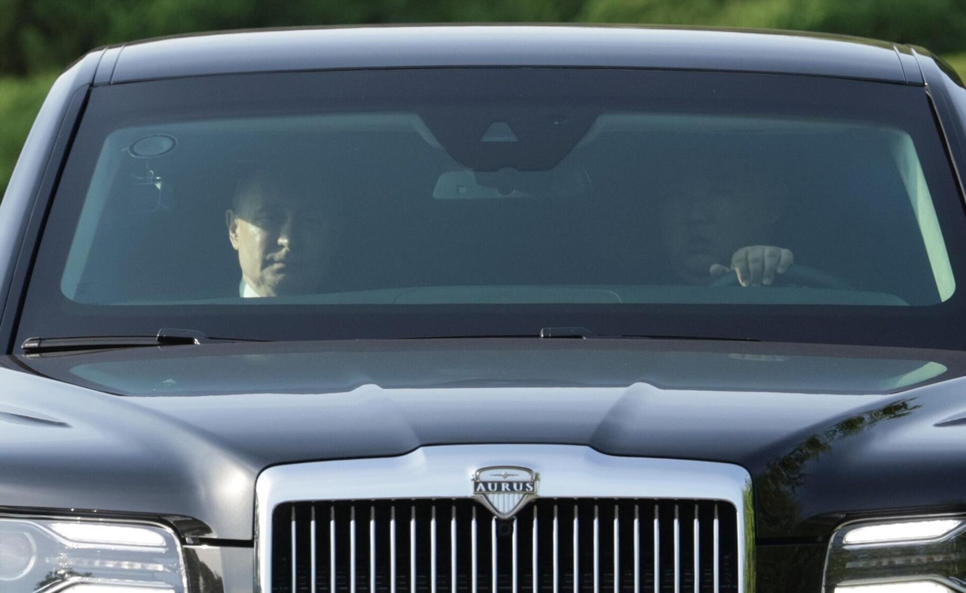 19 Haziran 2024. Rusya Devlet Başkanı Vladimir Putin ve Kuzey Kore lideri Kim Jong-un, Pyongyang'da Aurus  aracıyla gezerken - Sputnik Türkiye, 1920, 07.05.2025