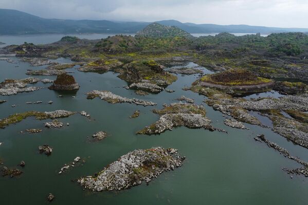 Manisa'nın Salihli ilçesinde yer alan Demirköprü Barajı kıyısındaki lav kalıntıları, göçmen kuşların uğrak noktası haline geldi. - Sputnik Türkiye
