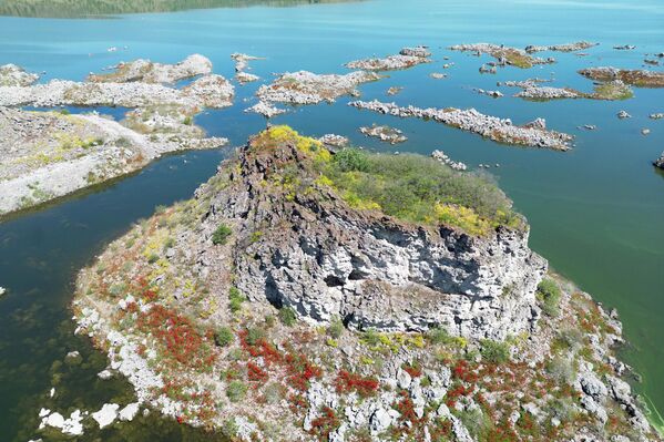 Binlerce yıl önce lav akıntılarıyla şekillenen bölge, bugün özellikle göç mevsimlerinde hareketli bir kuş cennetine ev sahipliği yapıyor. - Sputnik Türkiye