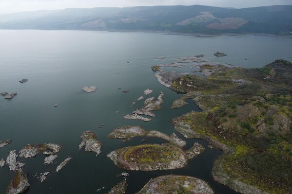 Hem doğal tarihi hem de biyolojik çeşitliliği bünyesinde barındıran bu alan, kuş gözlemcileri ve doğaseverler için de dikkat çeken bir durak. - Sputnik Türkiye