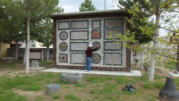 Nevşehir'in Derinkuyu ilçesinde yaşayan 74 yaşındaki işçi emeklisi Rafet Topraktepe, yıllar boyunca dağların eteklerinden topladığı volkanik taşları kullanarak evinin bahçesine sanat duvarı yaptı. Nevşehir'in Derinkuyu ilçesinde yaşayan 74 yaşındaki işçi emeklisi Rafet Topraktepe, yıllar boyunca dağların eteklerinden topladığı volkanik taşları kullanarak evinin bahçesine sanat duvarı yaptı. - Sputnik Türkiye