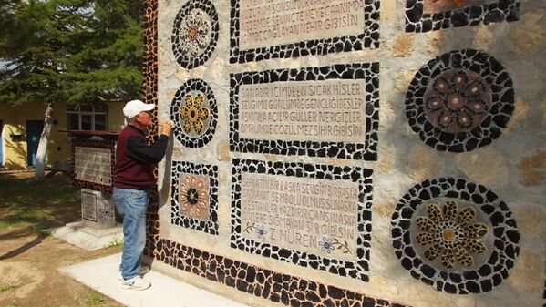 Nevşehir'in Derinkuyu ilçesine bağlı Yazıhöyük beldesinde yaşayan Topraktepe, 10 yıldır boş vakitlerini sanata dönüştürüyor. Nevşehir'in Derinkuyu ilçesine bağlı Yazıhöyük beldesinde yaşayan Topraktepe, 10 yıldır boş vakitlerini sanata dönüştürüyor. - Sputnik Türkiye