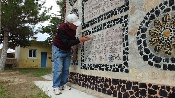 Dağlık alanlardan topladığı volkanik taşları yontarak duvarı işleyen Topraktepe, 2 yıl önce kaybettiği 54 yıllık eşi için yazdığı şiiri de duvara işlediğini belirtti. Dağlık alanlardan topladığı volkanik taşları yontarak duvarı işleyen Topraktepe, 2 yıl önce kaybettiği 54 yıllık eşi için yazdığı şiiri de duvara işlediğini belirtti. - Sputnik Türkiye
