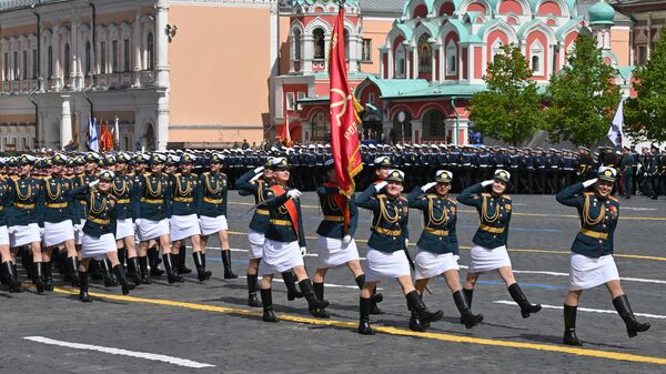 Парадный расчет военнослужащих-женщин на Красной площади в Москве на военном параде, посвященном 80-летию Победы в Великой Отечественной войне - Sputnik Türkiye