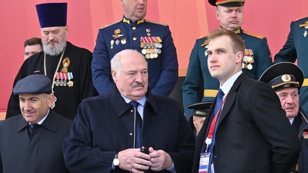 Президент Белоруссии Александр Лукашенко и его сын  Николай на Красной площади в Москве на военном параде, посвященном 80-летию Победы - Sputnik Türkiye