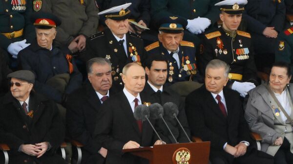 Президент РФ Владимир Путин на Красной площади в Москве на военном параде, посвященном 80-летию Победы - Sputnik Türkiye