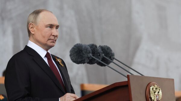 Rusya Devlet Başkanı Vladimir Putin, Kızıl Meydan'da Zafer Bayramı'nın 80. yıl dönümü münasebetiyle düzenlenen askeri geçit töreninde - Sputnik Türkiye