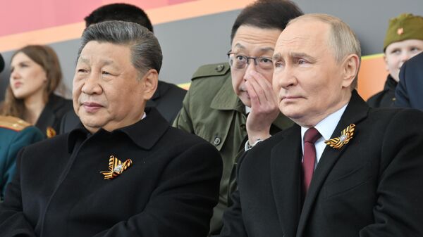 Rusya Devlet Başkanı Vladimir Putin ve Çin Devlet Başkanı Şi Cinping, Moskova'da düzenlenen Büyük Anavatan Savaşı zaferi töreninde - Sputnik Türkiye