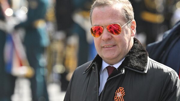 Rusya Güvenlik Konseyi Başkan Yardımcısı Dmitriy Medvedev, Zafer Günü'nün 80. yıl dönümü münasebetiyle düzenlenen askeri geçit töreni öncesinde Kızıl Meydan'da - Sputnik Türkiye