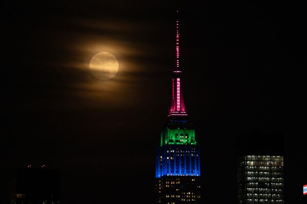 ABD&#x27;nin New York kentinde, Manhattan bölgesi üzerinde yükselen ve “Çiçek Ayı” olarak bilinen dolunay, şehir ışıklarıyla birleşerek etkileyici görüntüler oluşturdu.  - Sputnik Türkiye