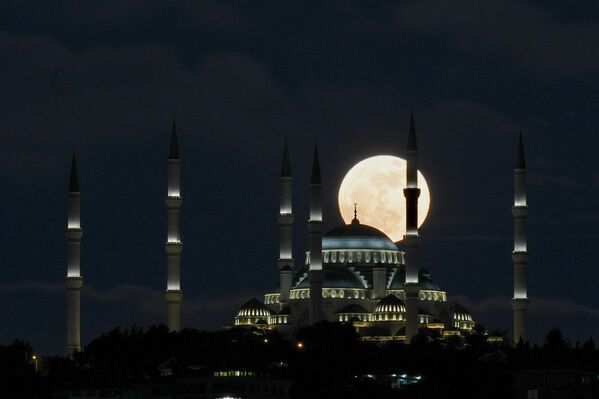 İstanbul&#x27;da dolunay, Büyük Çamlıca Camii ile birlikte görüntülendi.  - Sputnik Türkiye