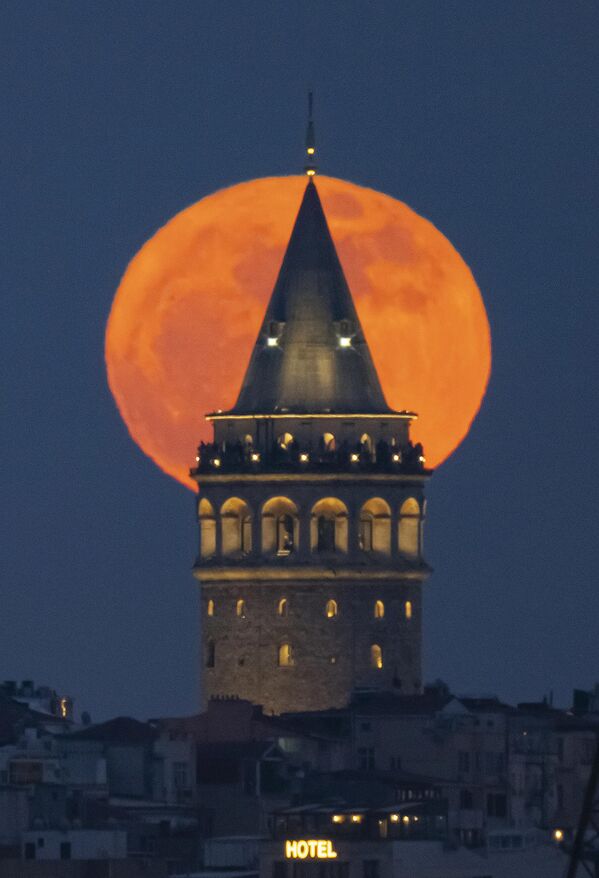 İstanbul&#x27;da dolunay, Galata Kulesi ile birlikte görüntülendi.  - Sputnik Türkiye
