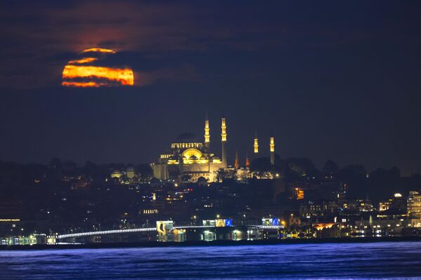 İstanbul&#x27;da dolunay, Süleymaniye Camisi ile birlikte görüntülendi. - Sputnik Türkiye