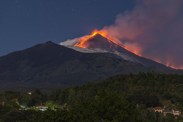 İtalya&#x27;nın güneyindeki aktif yanardağlardan Etna&#x27;nın kül ve lav püskürttüğü bildirildi.  - Sputnik Türkiye