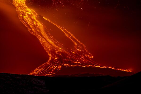 Volkanın son yıllarda artan aralıklarla faaliyete geçmesi, hem yerel halkın hem de turistlerin bölgeye yaklaşırken daha temkinli olmasını gerektiriyor. - Sputnik Türkiye