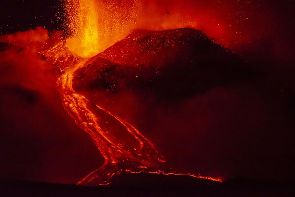 Etna, en son Nisan ayında benzer bir şekilde lav püskürtmüş, o dönemde hava trafiği geçici olarak askıya alınmıştı. - Sputnik Türkiye