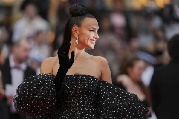 Kırmızı halıda Irına Shayk da siyah elbise tercih etti. - Sputnik Türkiye