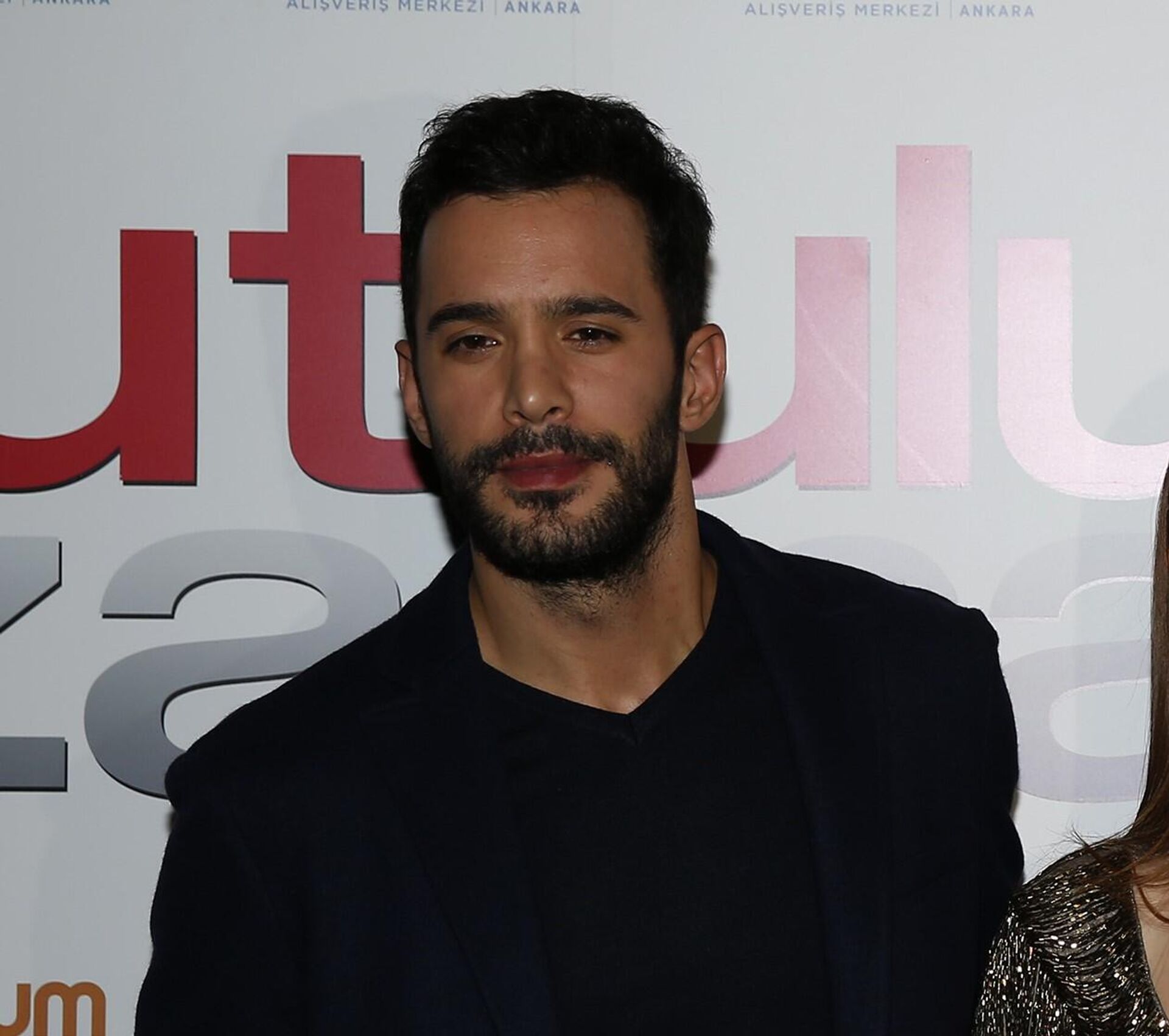 Ünlü oyuncunun kiracısıyla başı dertte: İcra yolunu seçti, mahkemelik oldu - Sputnik Türkiye, 1920, 13.04.2026