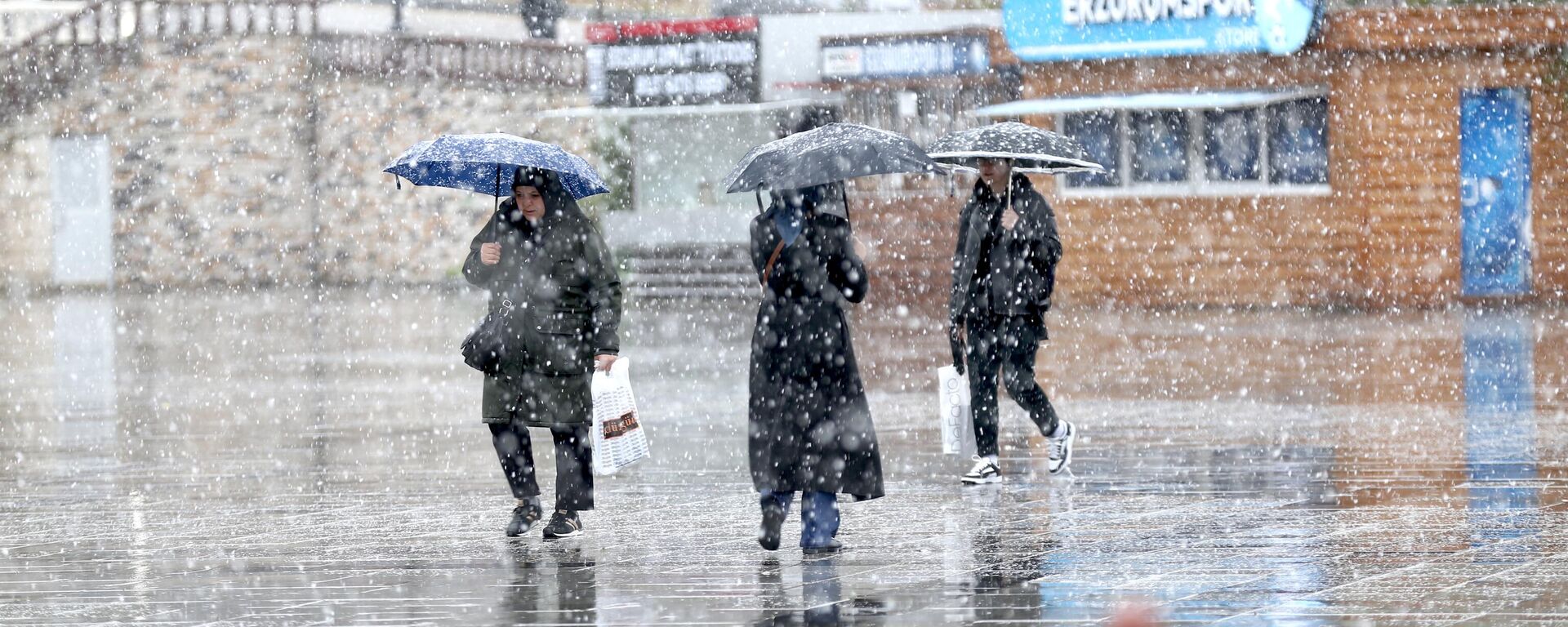 Mayıs ayının ortasında lapa lapa kar yağdı - Sputnik Türkiye, 1920, 15.05.2025