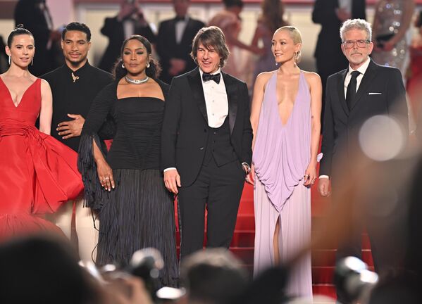 Tehlikeli sahnelerde dublör kullanmamasıyla tanınan ünlü oyuncu Cruise, performansıyla ayakta alkışlandı. - Sputnik Türkiye