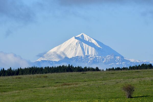 Kars’ın Sarıkamış ilçesinin yüksek kesimlerinde, mayıs ortasında kar yağdı. İlçede dağlar, karla kaplandı. - Sputnik Türkiye