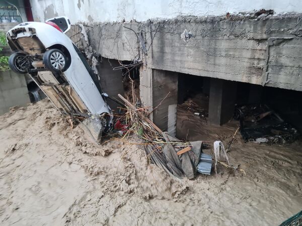 Kadirli ve Sumbas ilçelerinde etkili olan sağanakta, Bülbül Deresi&#x27;nin taşması sonucu bazı araçlar sürüklendi. - Sputnik Türkiye