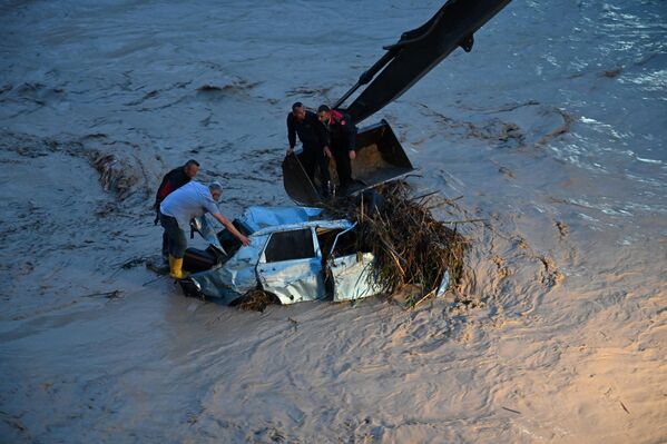 Derenin taşması sonucu bölgedeki evler su altında kaldı. - Sputnik Türkiye
