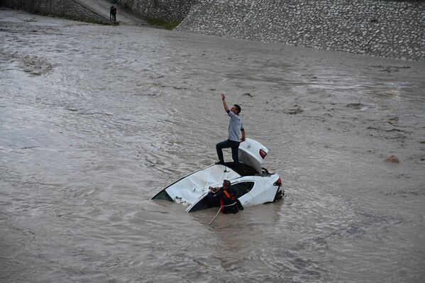 Bölgede çalışmalarını sürdüren ekipler, hasar tespit ve temizlik çalışmalarına başladı. - Sputnik Türkiye