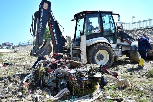 Bülbül Deresi&#x27;nin taşması sonucu sürüklenen 8 aracın hepsine ulaşıldı. Bölgede çalışmalarını sürdüren AFAD ekipleri, son aracı Savrun Çayı&#x27;nda buldu. Otomobil, itfaiye ekiplerince kepçe yardımıyla sudan çıkarıldı. - Sputnik Türkiye