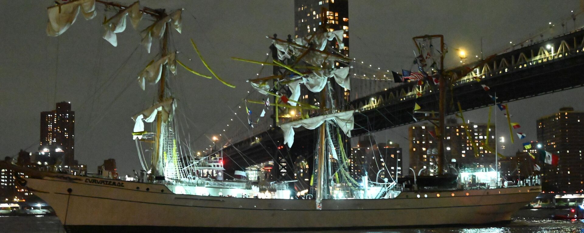 New York'ta Meksika donanmasına ait gemi Brooklyn Köprüsüne çarptı - Sputnik Türkiye, 1920, 18.05.2025