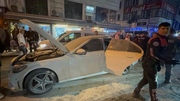 Küçükçekmece'de, Galatasaray'ın şampiyonluk kutlamaları sırasında içinde havai fişek patlayan otomobilde hasar oluştu - Sputnik Türkiye