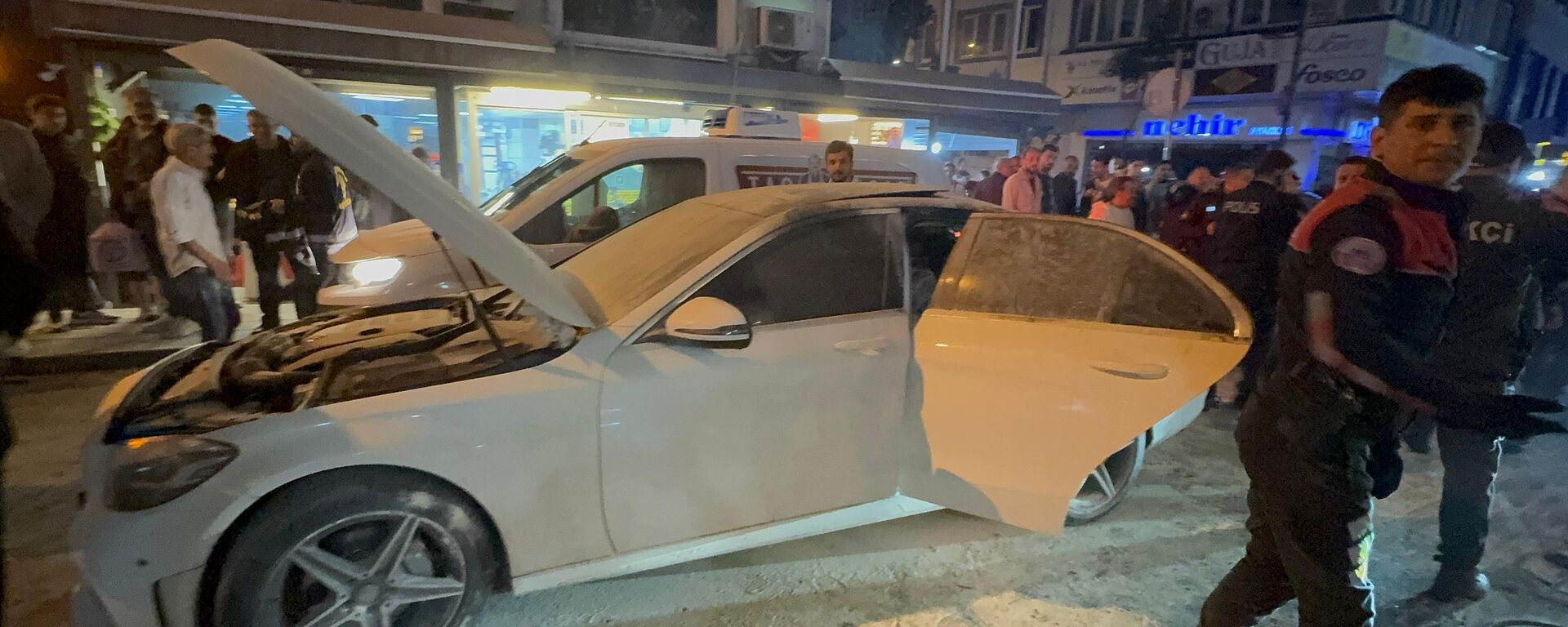 Küçükçekmece'de, Galatasaray'ın şampiyonluk kutlamaları sırasında içinde havai fişek patlayan otomobilde hasar oluştu - Sputnik Türkiye, 1920, 19.05.2025