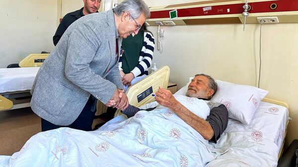Ahmet Mekin'in kaldırımdan inerken düşmesi sonucu kalça kemiği kırıldı - Sputnik Türkiye
