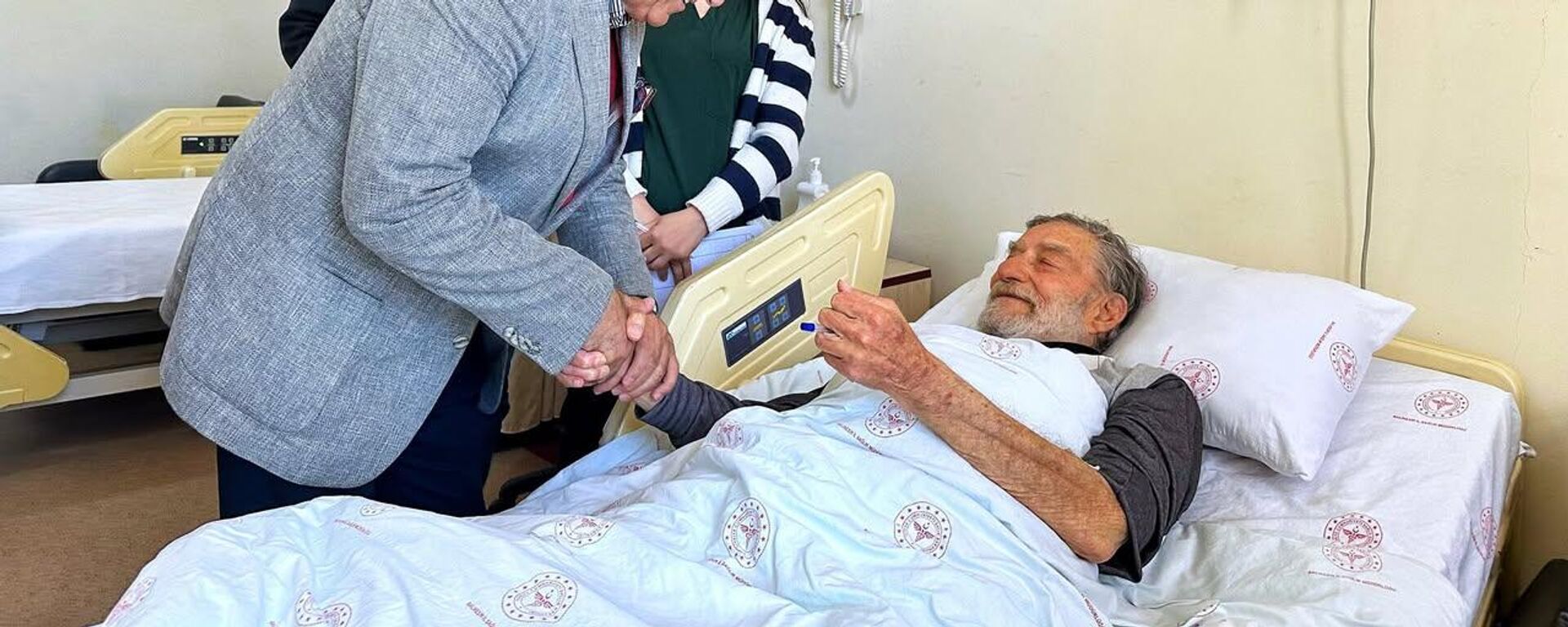 Ahmet Mekin'in kaldırımdan inerken düşmesi sonucu kalça kemiği kırıldı - Sputnik Türkiye, 1920, 19.05.2025