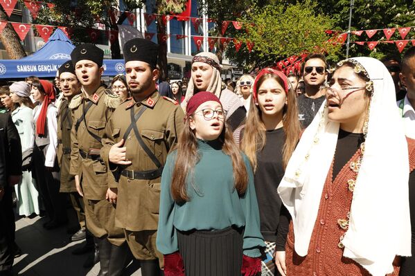 19 Mayıs Atatürk’ü Anma, Gençlik ve Spor Bayramı, yurt genelinde büyük bir coşku ve gururla kutlandı. Şehir meydanları, stadyumlar ve caddeler Türk bayraklarıyla süslendi.Atatürk&#x27;ün, Milli Mücadele&#x27;yi başlatmak için 19 Mayıs 1919&#x27;da Bandırma Vapuru ile gelerek ayak bastığı Samsun&#x27;da çeşitli etkinlikler düzenleniyor.  - Sputnik Türkiye