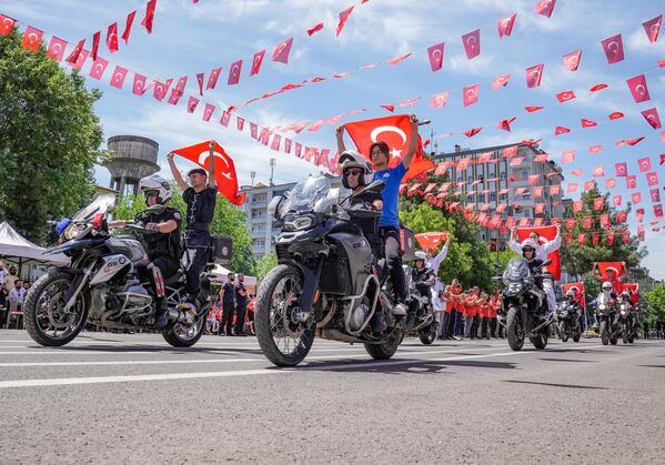 Diyarbakır&#x27;daki kutlamada, motorlu polisler ve sporcular geçiş yaptı. - Sputnik Türkiye