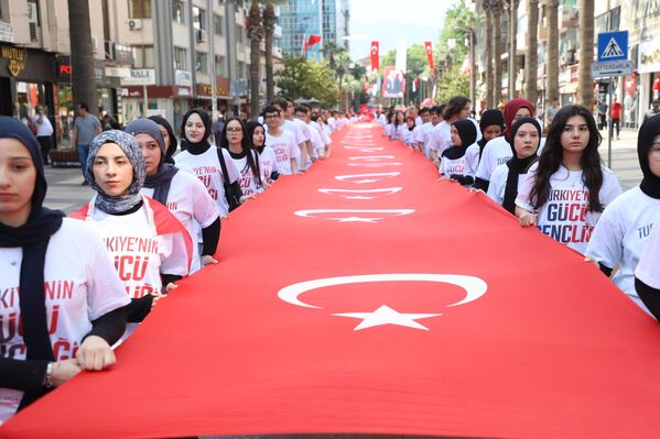 Denizli&#x27;de 19 Mayıs töreni kapsamında düzenlenen kortej yürüyüşünde, 106 metre uzunluğunda Türk bayrağı, gençlerin ellerinde taşındı.  - Sputnik Türkiye